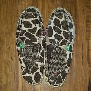 Brown Giraffe Print Sanuk 9